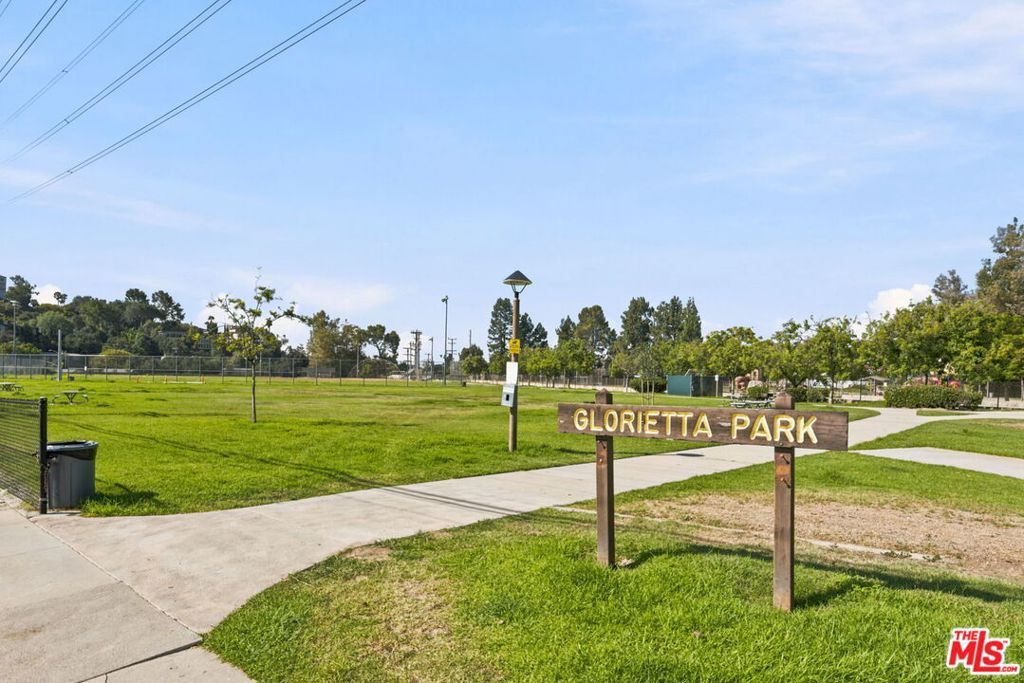 Image 14 of property listing at 2940 N Verdugo Road 213, Glendale, CA 91208