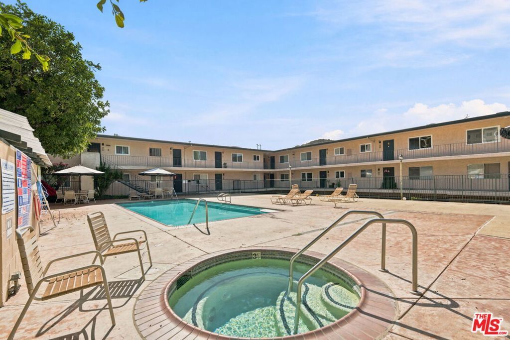 Image 15 of property listing at 2940 N Verdugo Road 213, Glendale, CA 91208