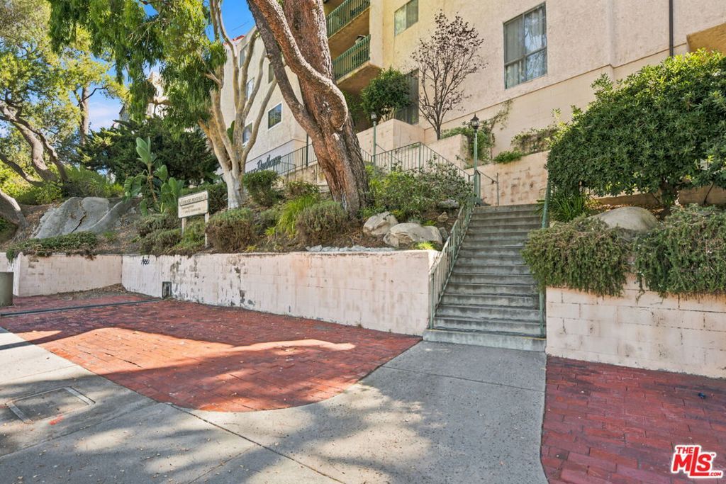 Image 21 of property listing at 2940 N Verdugo Road 213, Glendale, CA 91208
