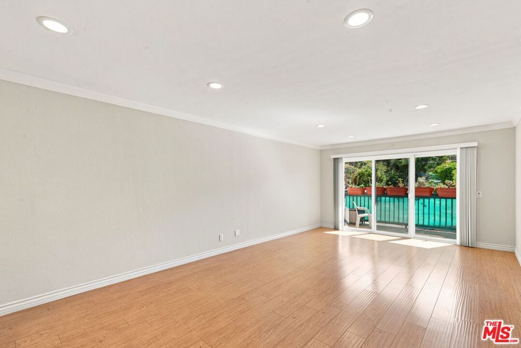 Image 5 of property listing at 2940 N Verdugo Road 213, Glendale, CA 91208