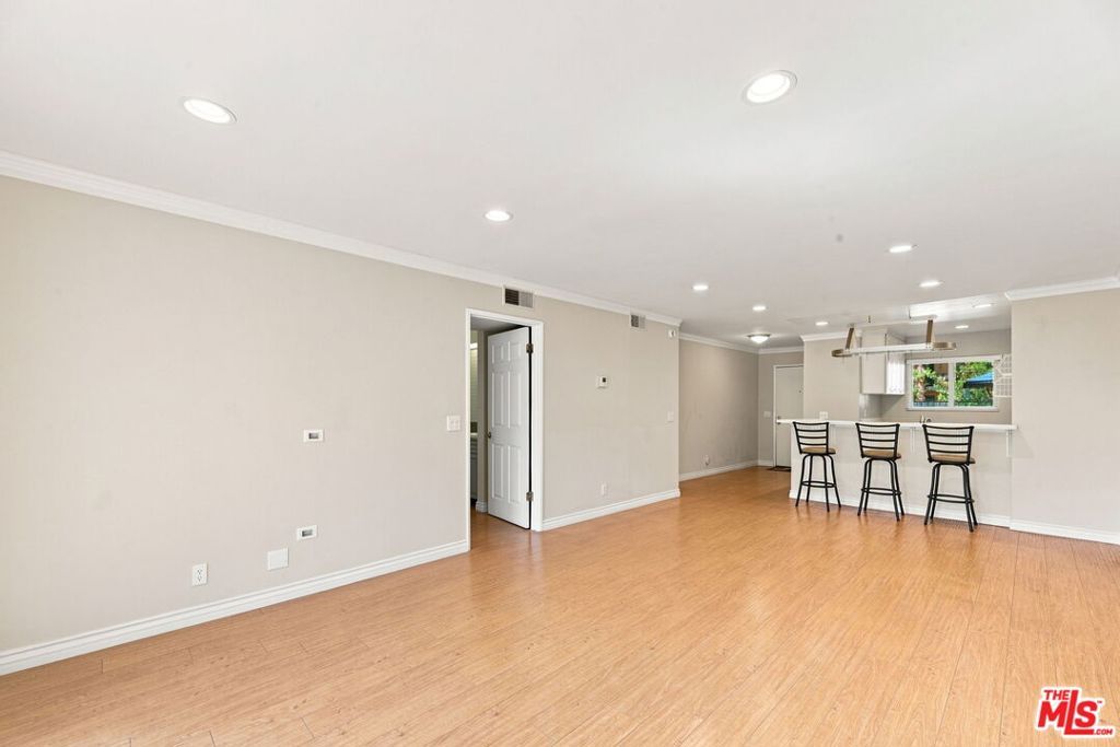 Image 7 of property listing at 2940 N Verdugo Road 213, Glendale, CA 91208