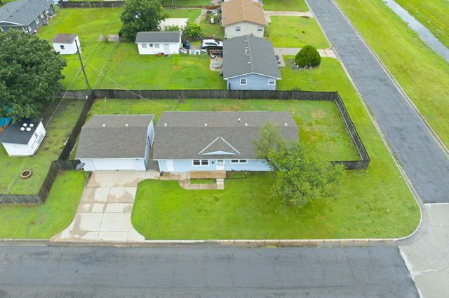 1904 W 32nd St S, Wichita, KS 67217