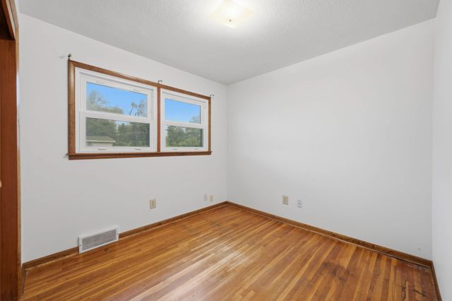 1904 W 32nd St S, Wichita, KS 67217