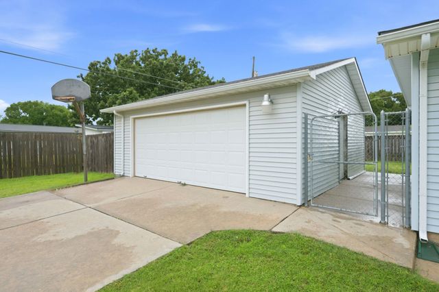 1904 W 32nd St S, Wichita, KS 67217