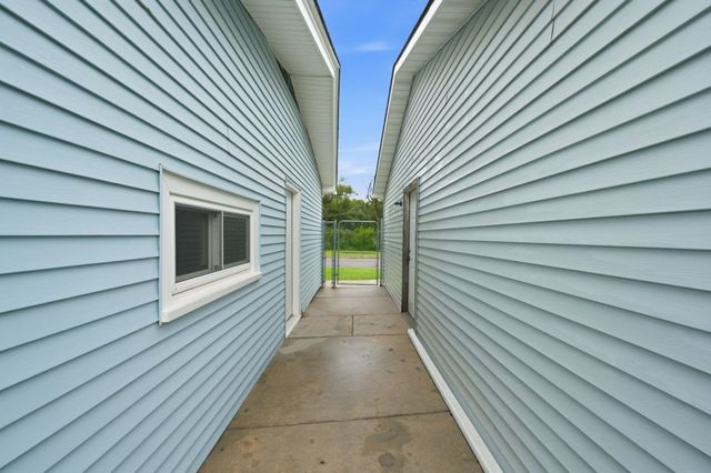 1904 W 32nd St S, Wichita, KS 67217