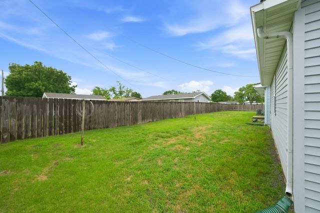 1904 W 32nd St S, Wichita, KS 67217