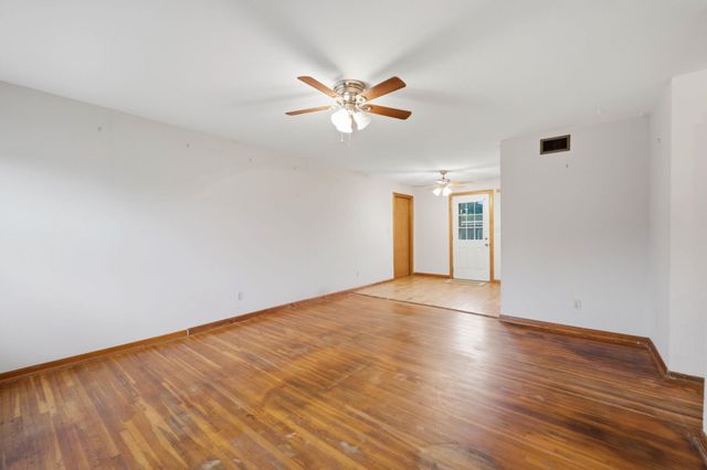 1904 W 32nd St S, Wichita, KS 67217
