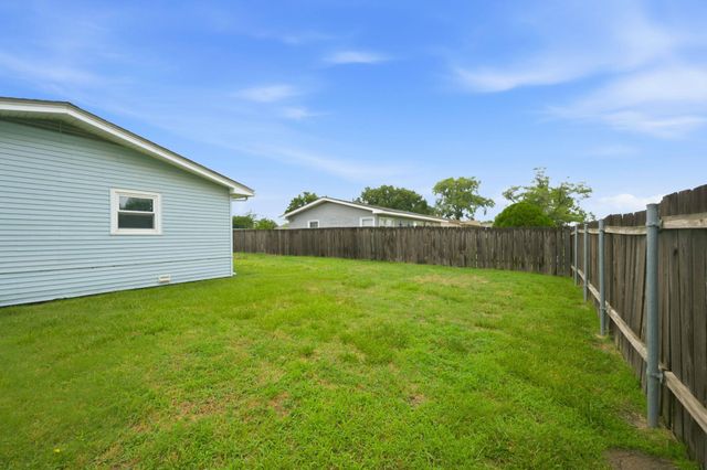 1904 W 32nd St S, Wichita, KS 67217