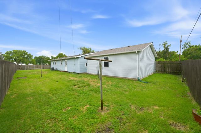1904 W 32nd St S, Wichita, KS 67217