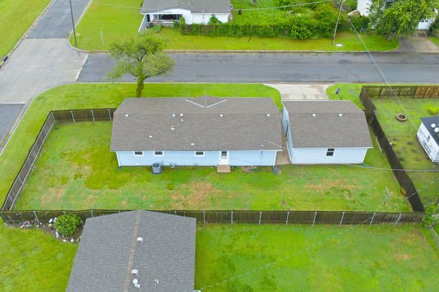1904 W 32nd St S, Wichita, KS 67217