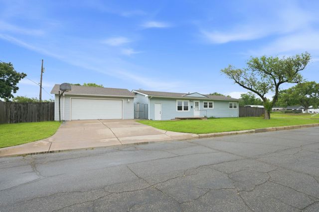 1904 W 32nd St S, Wichita, KS 67217