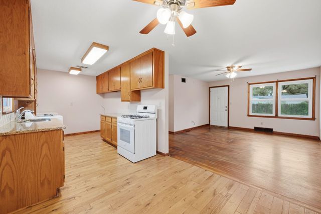 1904 W 32nd St S, Wichita, KS 67217