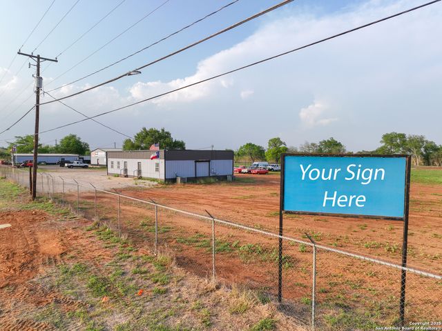 3215 Zanderson, Jourdanton, TX 78026