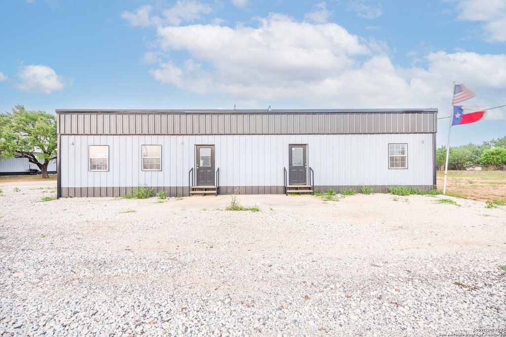 3215 Zanderson, Jourdanton, TX 78026