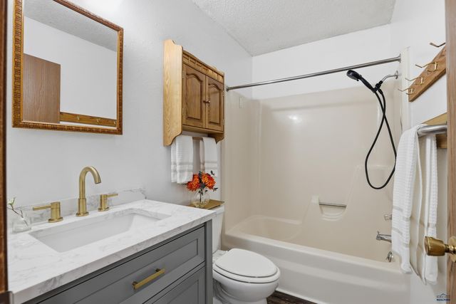 3924 OILER LN, Rapid City, SD 57701