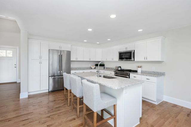 1 Barrington Way, Amherst, NH 03055