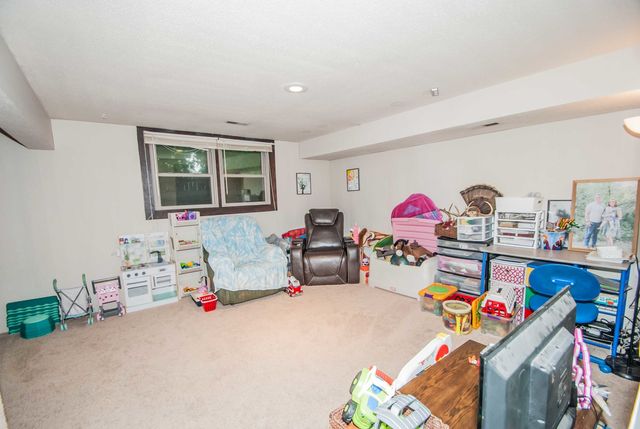 2065 Hollow View Drive, Bettendorf, IA 52722
