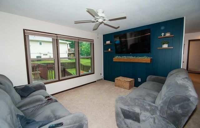2065 Hollow View Drive, Bettendorf, IA 52722