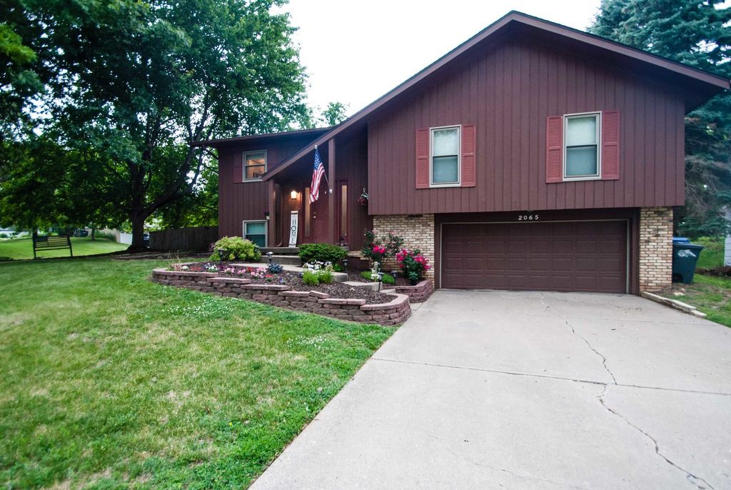 2065 Hollow View Drive, Bettendorf, IA 52722