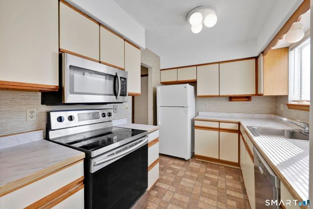 23 Staffordshire Commons Drive 23, Wallingford, CT 06492