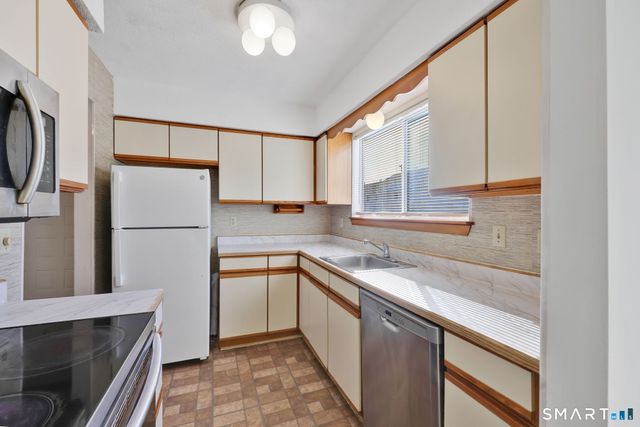 23 Staffordshire Commons Drive 23, Wallingford, CT 06492