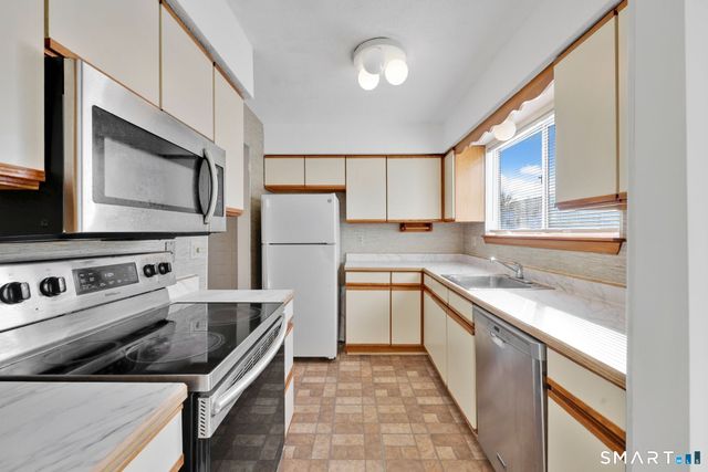 23 Staffordshire Commons Drive 23, Wallingford, CT 06492