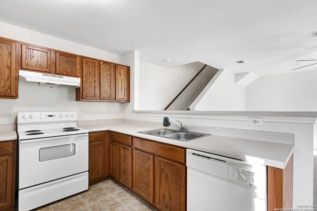 10023 Vasso Vw Apt 1, Converse, TX 78109