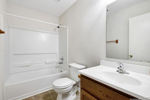 10023 Vasso Vw Apt 1, Converse, TX 78109