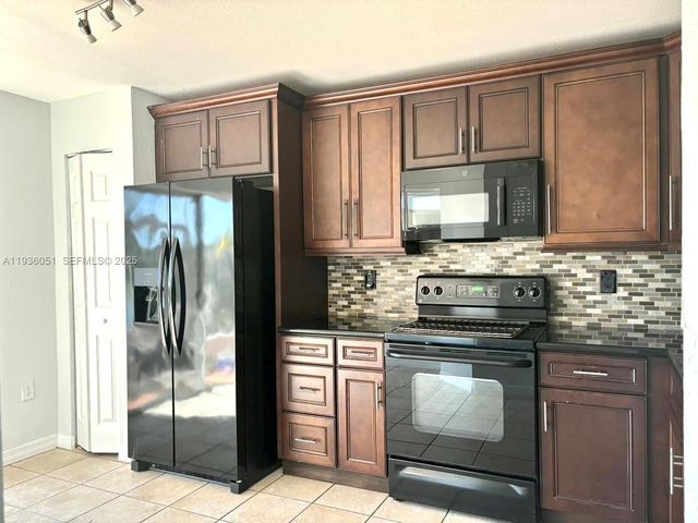 16276 SW 75th St, Miami, FL 33193