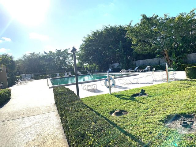 2820 Tennis Club Drive 302, West Palm Beach, FL 33417