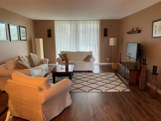 2820 Tennis Club Drive 302, West Palm Beach, FL 33417
