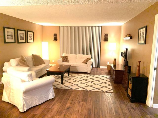 2820 Tennis Club Drive 302, West Palm Beach, FL 33417