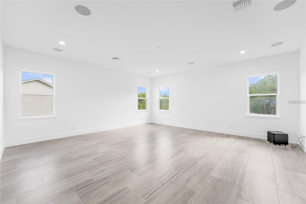 Image 41 of property listing at 9847 LAUREL BERRY DRIVE, Orlando, FL 32827