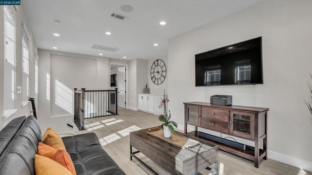 3025 Aragon Dr, Pittsburg, CA 94565