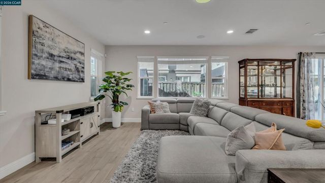 3025 Aragon Dr, Pittsburg, CA 94565