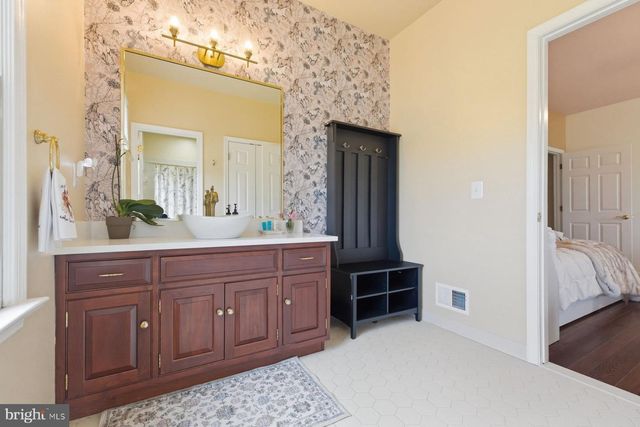 23333 FOUR CHIMNEYS LN, Middleburg, VA 20117
