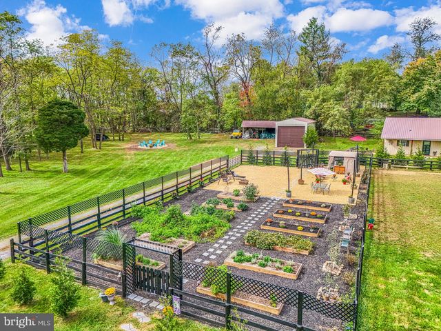 23333 FOUR CHIMNEYS LN, Middleburg, VA 20117