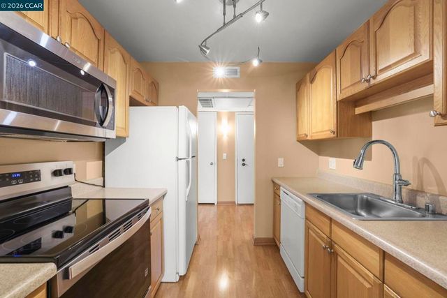 330 N Civic Dr 203, Walnut Creek, CA 94596