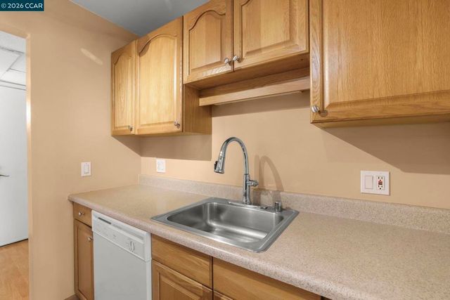 330 N Civic Dr 203, Walnut Creek, CA 94596