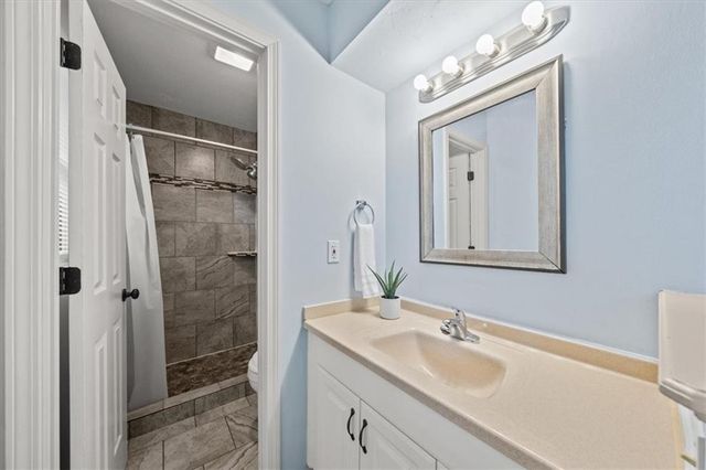 901 NW Springwood Drive, Blue Springs, MO 64015