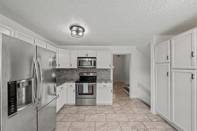 901 NW Springwood Drive, Blue Springs, MO 64015