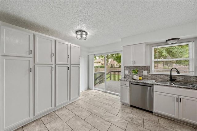 901 NW Springwood Drive, Blue Springs, MO 64015