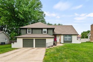 901 NW Springwood Drive, Blue Springs, MO 64015