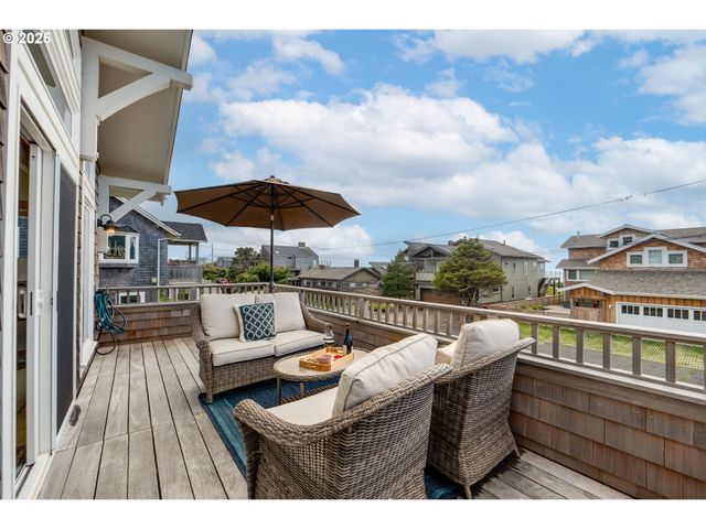 2939 PACIFIC Ave, Cannon Beach, OR 97110