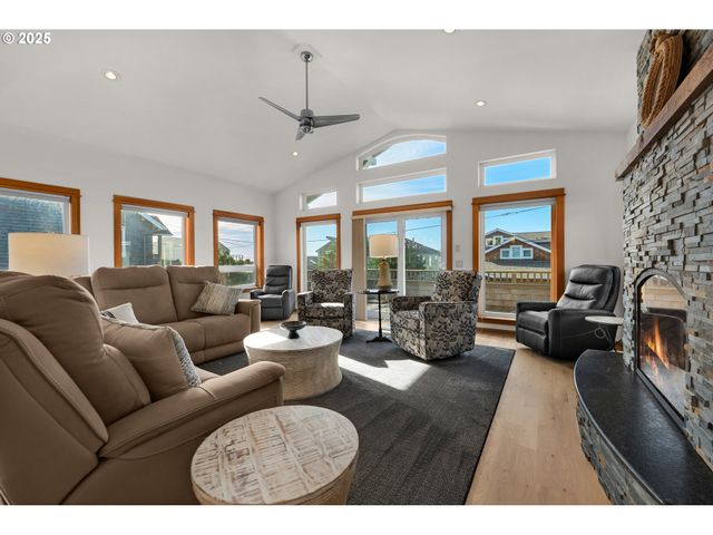 2939 PACIFIC Ave, Cannon Beach, OR 97110