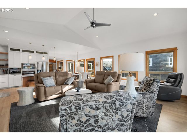 2939 PACIFIC Ave, Cannon Beach, OR 97110