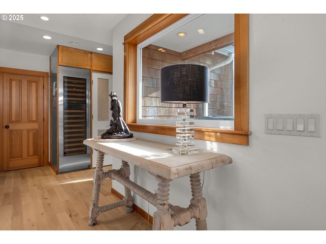 2939 PACIFIC Ave, Cannon Beach, OR 97110