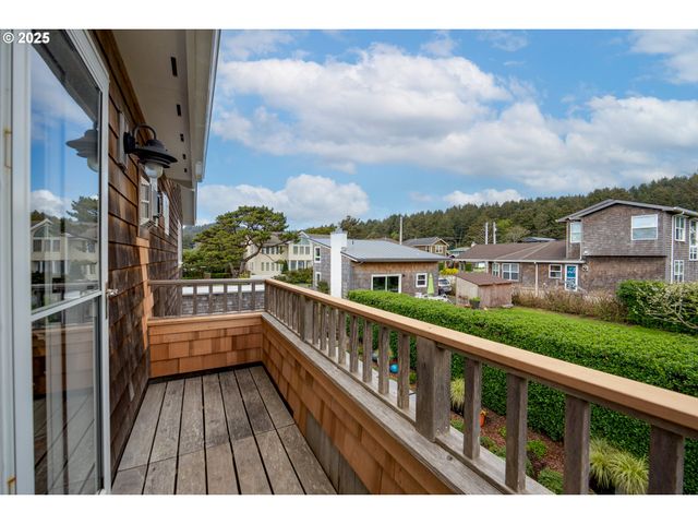 2939 PACIFIC Ave, Cannon Beach, OR 97110