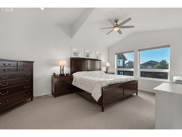 2939 PACIFIC Ave, Cannon Beach, OR 97110