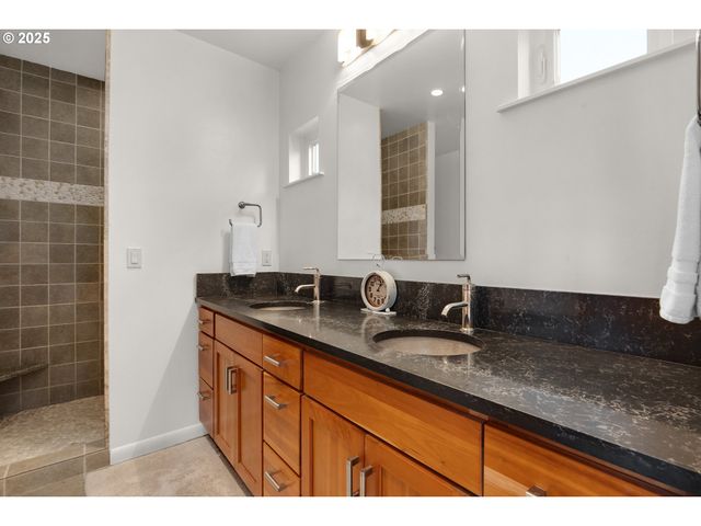 2939 PACIFIC Ave, Cannon Beach, OR 97110